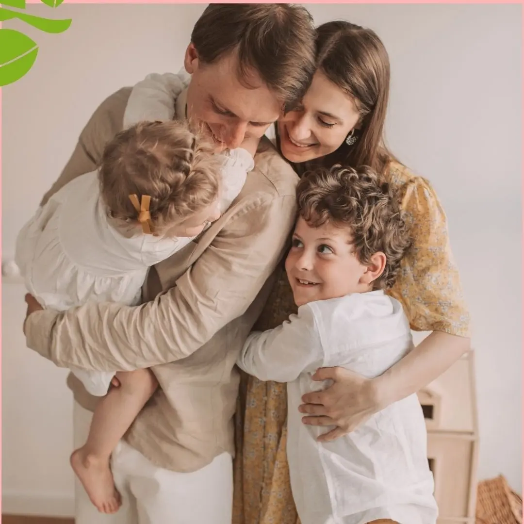 Familia abrazándose con ternura, representando la importancia de la tribu y el apoyo comunitario en la crianza.