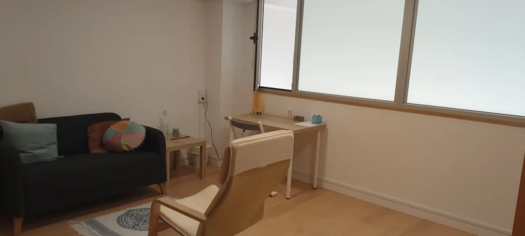 Sala individual para sesiones terapéuticas en Les Corts, cerca del Eixample