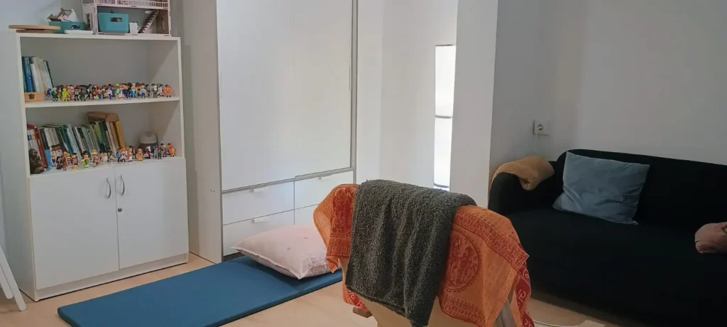 Sala individual para sesiones terapéuticas en Les Corts, cerca del Eixample