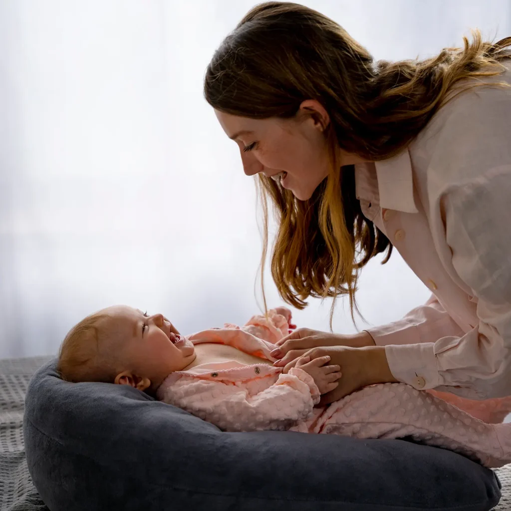 Madre conectando emocionalmente con su bebé en un entorno tranquilo, símbolo de los beneficios de la terapia perinatal.