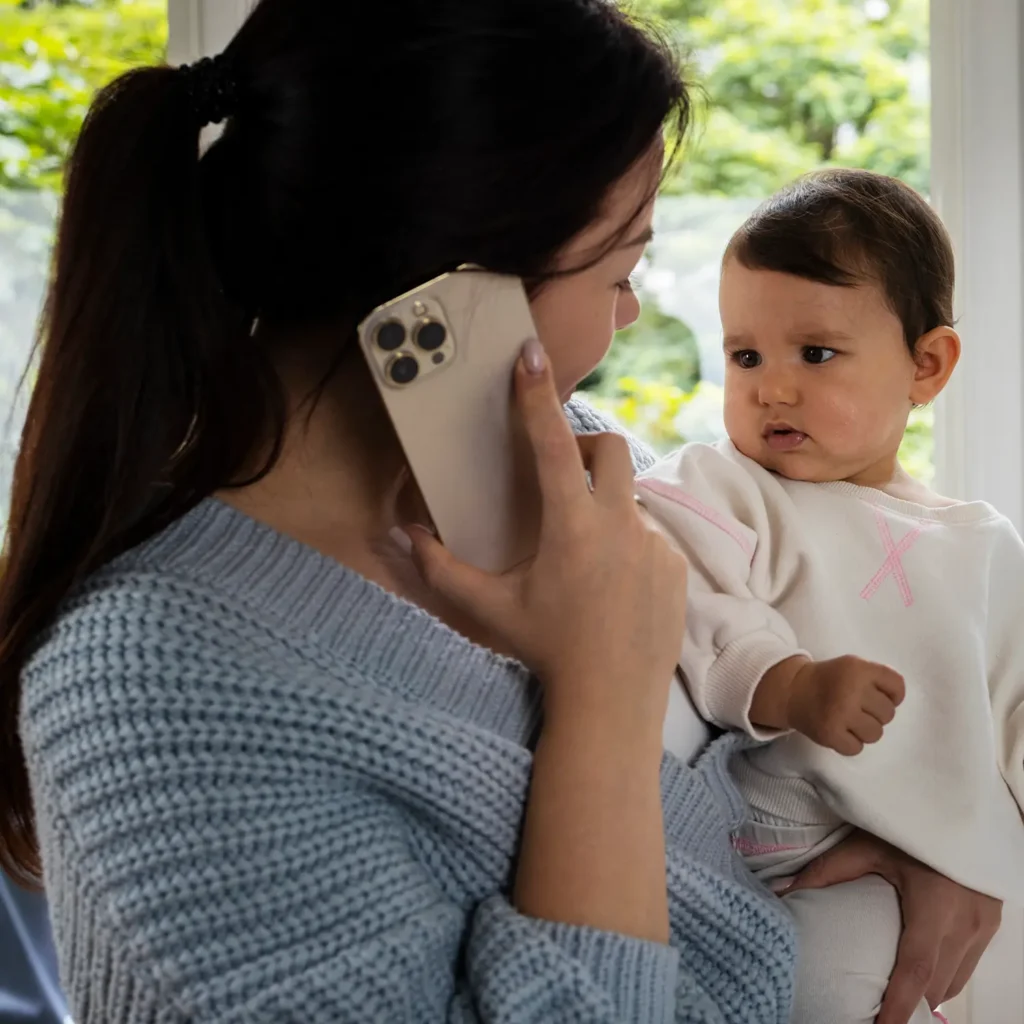 Madre con su bebé buscando apoyo emocional, representando el acompañamiento de la psicóloga perinatal.