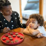 Cansancio en la crianza: 5 claves para enfrentarlo sin culpa, diferenciando responsabilidad y culpa y aliviando la presión social sobre las madres.