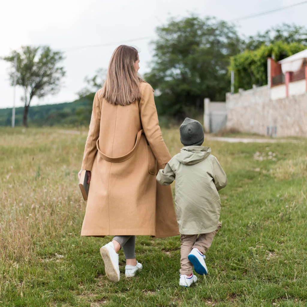 Mother and child walking together — therapy in Barcelona for families, children, adolescents and international residents.