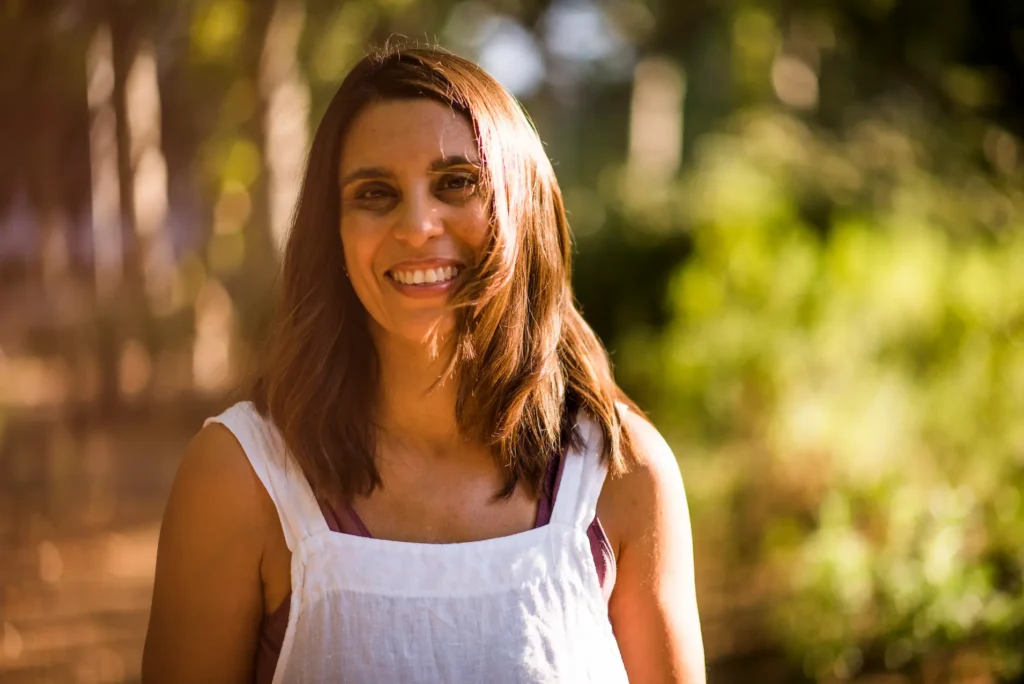Chiara Leoni, profesora de yoga, retrato sonriente al aire libre en Les Corts (Barcelona)