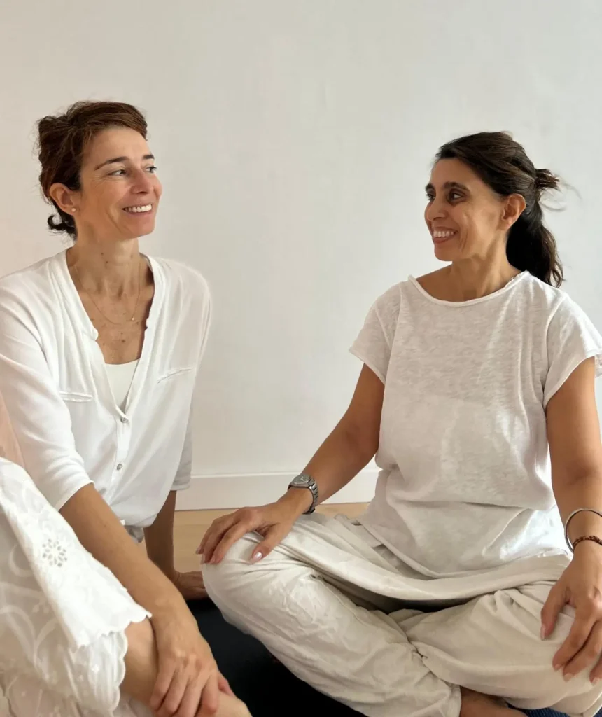 Chiara Leoni y Clara Cot, profesoras de yoga en Barcelona