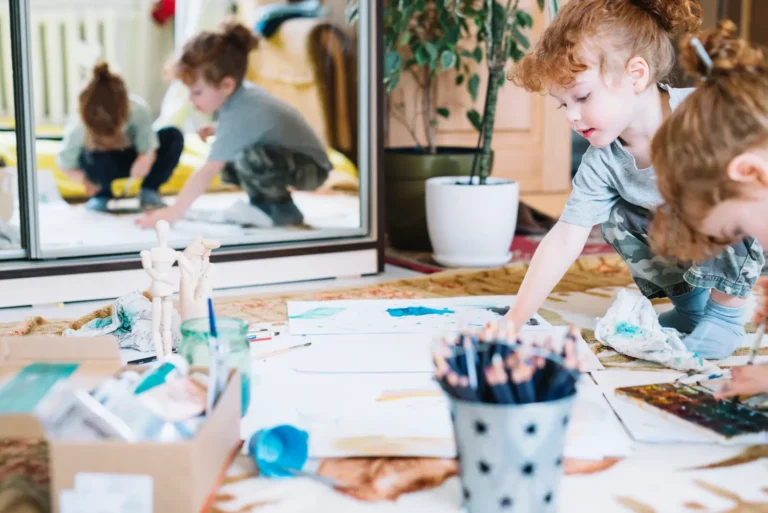 Niños realizando actividades creativas para trabajar las emociones en el aula