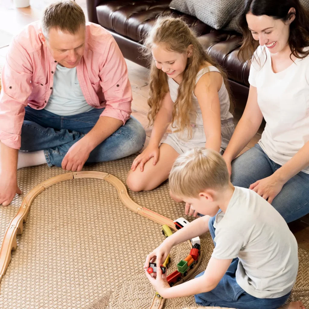 Familia jugando unida y compartiendo tiempo juntos, representando la conexión y el bienestar familiar – psicóloga familiar en Barcelona