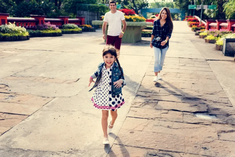 Niño o niña saliendo a la calle durante el desconfinamiento de 2020