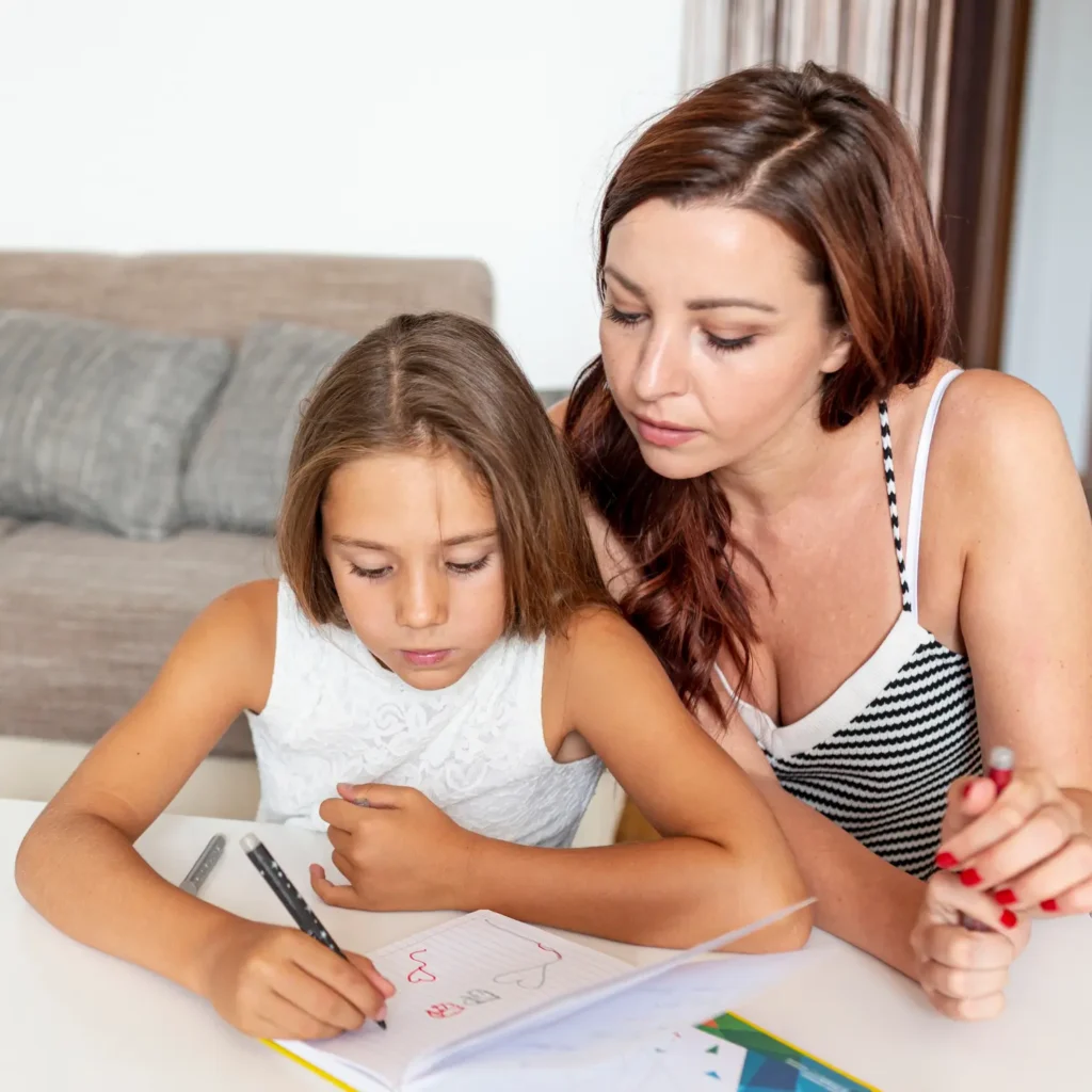 Niña recibiendo apoyo para hacer los deberes en casa