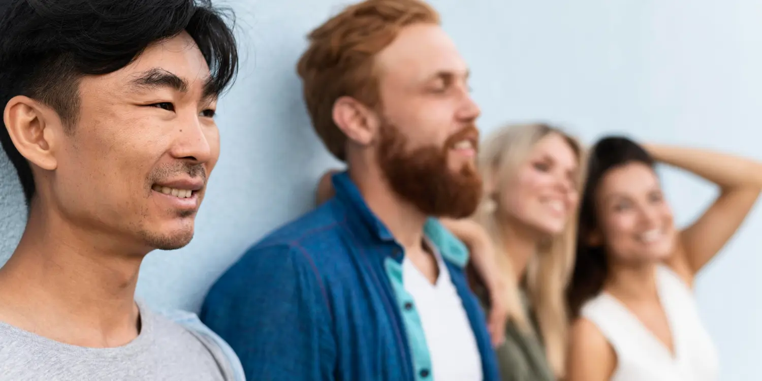 Personas adultas de diferentes orígenes compartiendo un momento de conexión y apoyo, simbolizando la inclusión social en el espectro autista