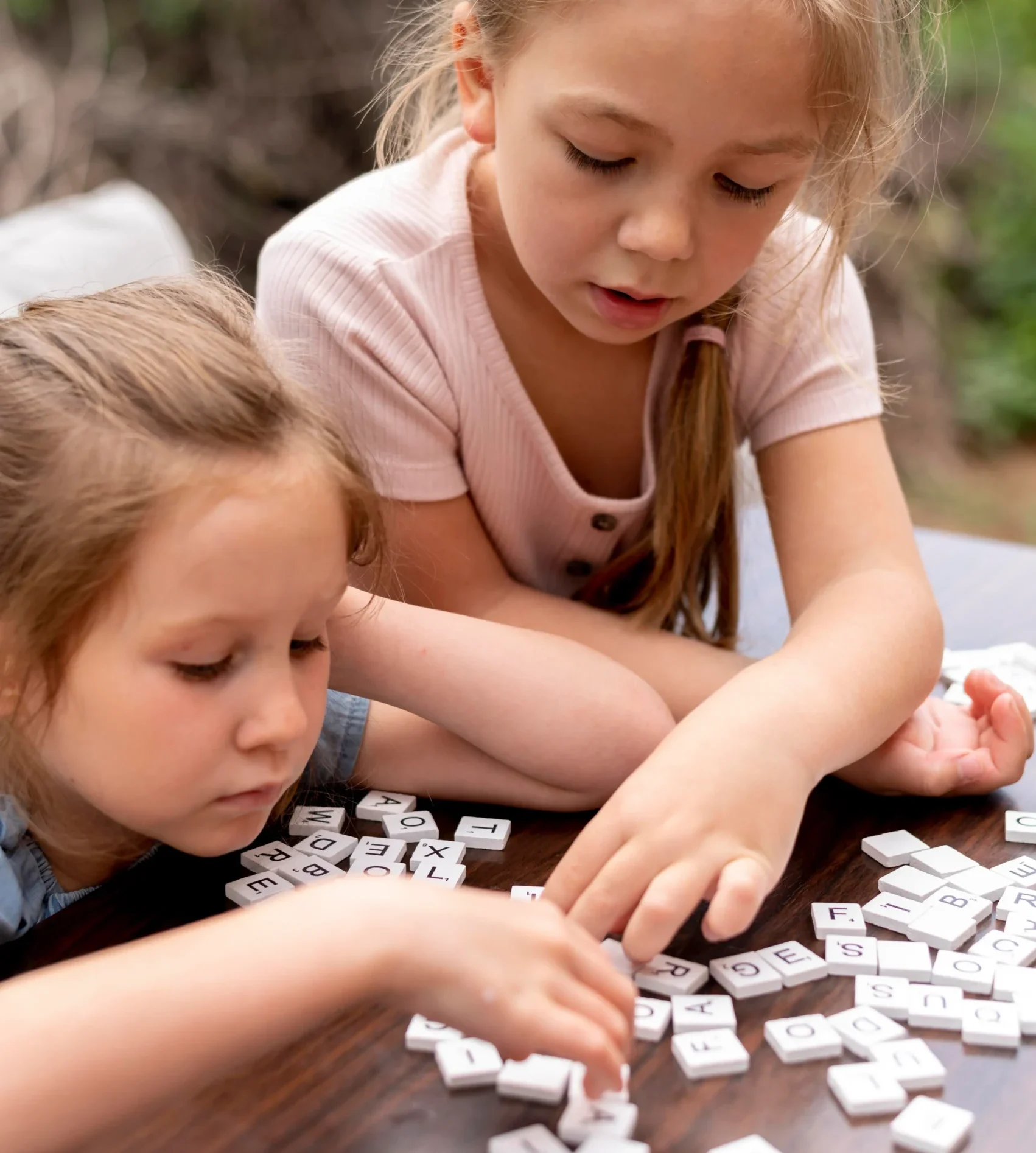 niños desarrollando habilidades emocionales y sociales en taller infantil