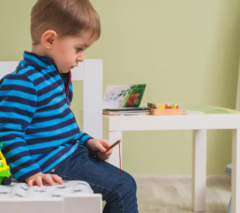 niño con miedos en la infancia aprendiendo a gestionarlos en taller emocional