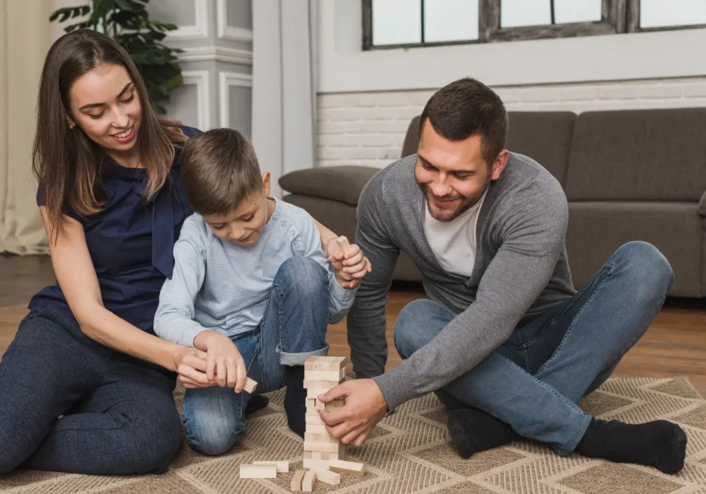 Padres jugando con su hijo mientras comparten tiempo de calidad en familia