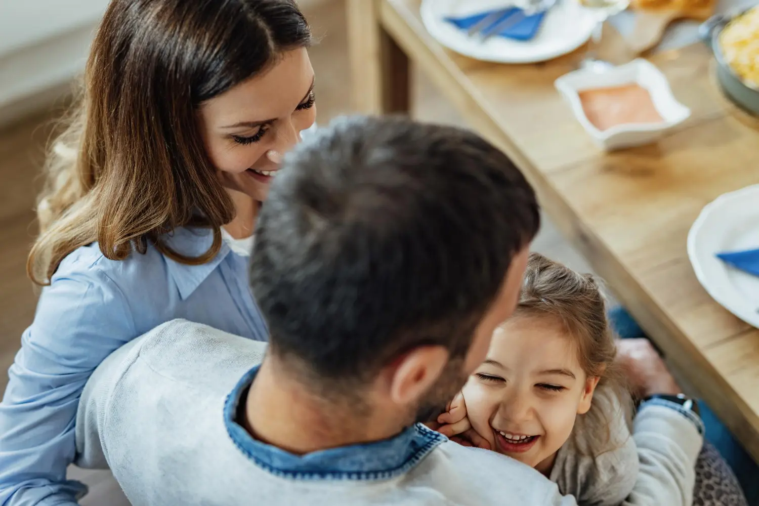 Padres acompañando emocionalmente a su hija en un momento de cercanía familiar