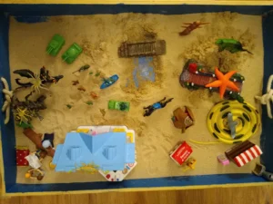 sandplay terapia infantil con bandeja de arena y figuras