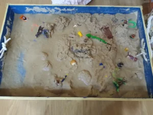 sandplay terapia infantil con bandeja de arena y figuras