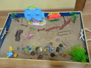 sandplay terapia infantil con bandeja de arena y figuras