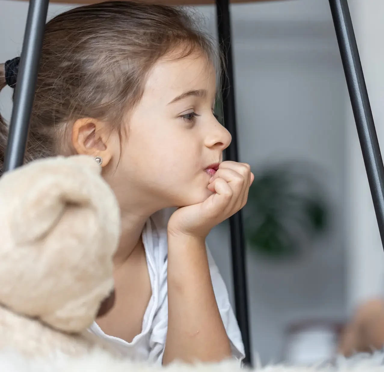 niña con inseguridad emocional buscando apoyo en taller infantil en Barcelona