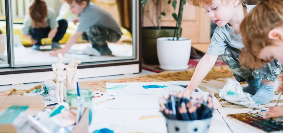 Niños realizando actividades creativas para trabajar las emociones en el aula