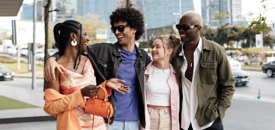 Grupo de jóvenes diversos caminando juntos y sonriendo, representando la diversidad y la inclusión social en el espectro autista