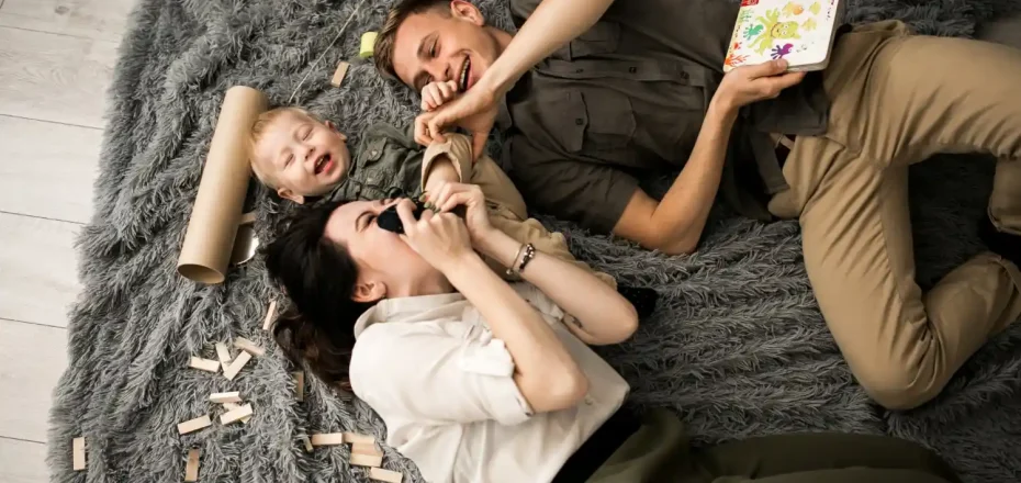 Padres y niño compartiendo un momento tranquilo en familia que refleja bienestar emocional familiar