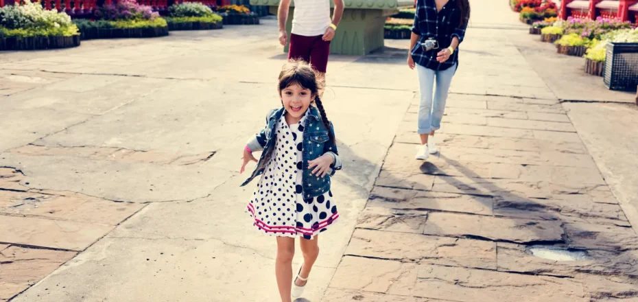 Niño o niña saliendo a la calle durante el desconfinamiento de 2020