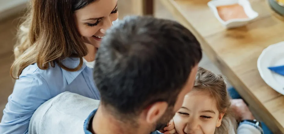 Padres acompañando emocionalmente a su hija en un momento de cercanía familiar